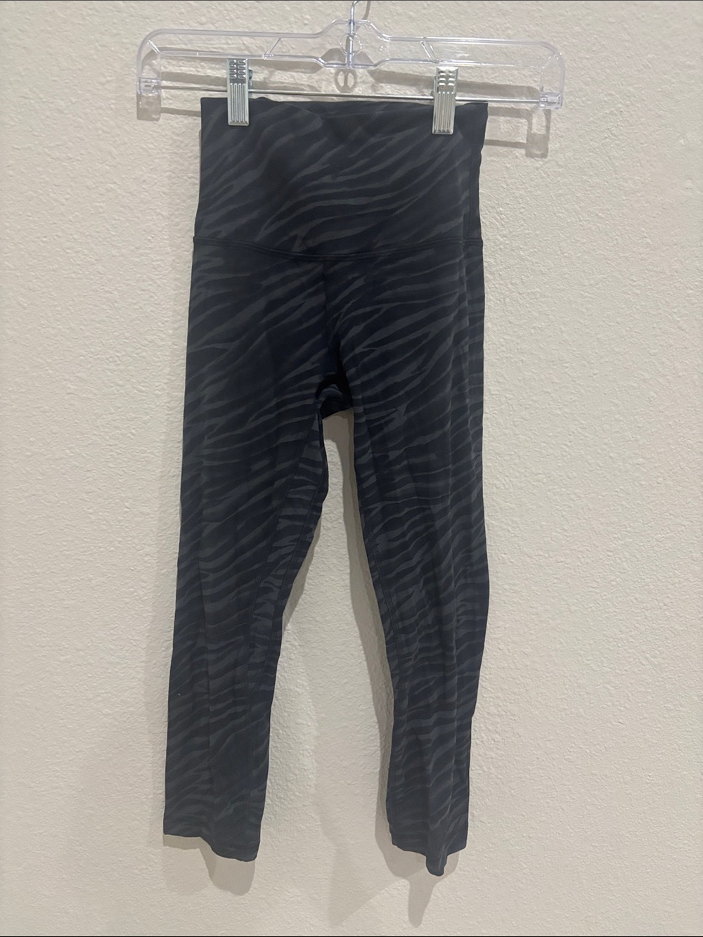 Women’s Lululemon pants. Black and grey! I’m pretty sure they are size 2
